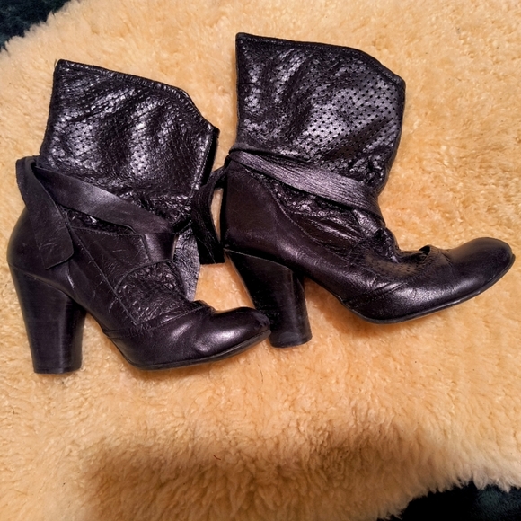Size 39 Women black ankle boots. Real Leather. Made in Spain. Good condition. - Picture 1 of 5